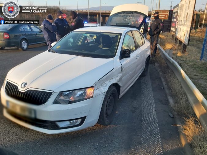 Maďarskí policajti si na slovenských cestách užili naháňačku, prenasledovali auto s migrantmi (foto)