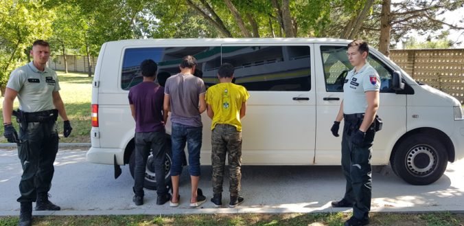Polícia zadržala na ukrajinskej hranici Afgancov, jeden z cudzincov mal pozitívny test na koronavírus