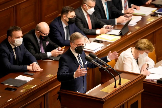 Českí poslanci na schôdzi ani po 22 hodinách nehlasovali o dôvere vláde, Fialov kabinet by ju mal získať
