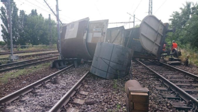 V Česku sa zrazili dva nákladné vlaky, diaľková železničná doprava bude ešte niekoľko hodín obmedzená