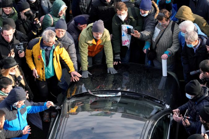 Stovky ľudí opäť protestovali proti ťažbe lítia v Srbsku, na diaľnici v Belehrade zastavili premávku