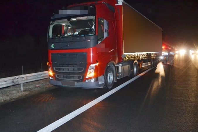 Na ceste od Zeleného dvora do Košíc zrazil kamión 29-ročného muža, následne ho prešla ďalšia súprava