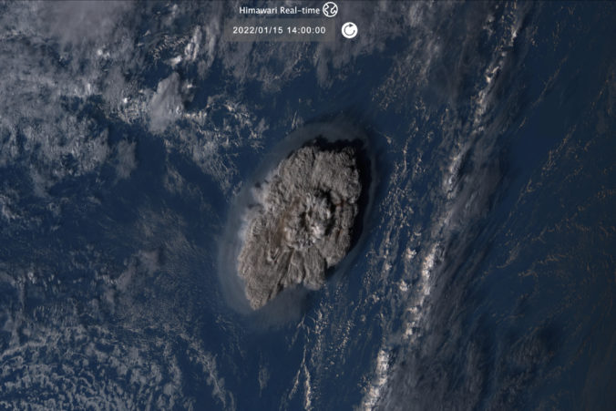 Riziko cunami po výbuchu sopky Hunga Tonga sa znižuje, no obrovský oblak popola znemožňuje prieskumné lety