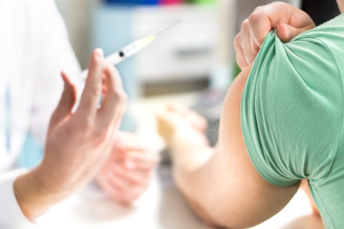 V Rakúsku sa budú proti koronavírusu povinne očkovať všetci dospelí, deti z plánu vynechali