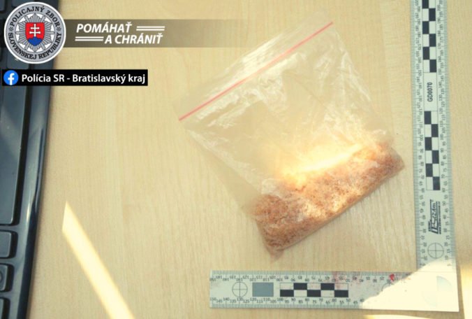 Bratislavská polícia dolapila mladého dílera, mal pri sebe 700 dávok drogy