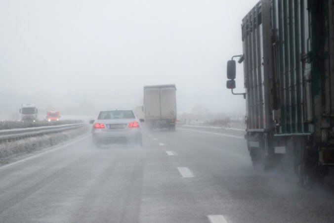 Cestári pod Tatrami majú plné ruky práce, pre husté sneženie a silný vietor stúpa aj počet nehôd