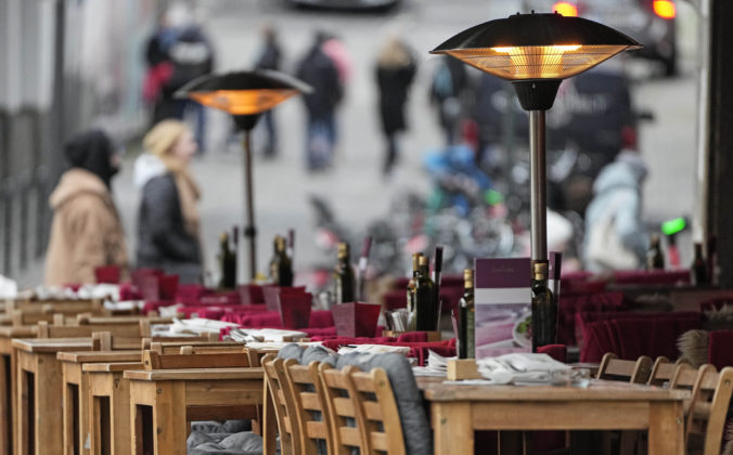 Francúzsko sprísnilo opatrenia pre nezaočkovaných, nemôžu navštevovať reštaurácie či športové arény