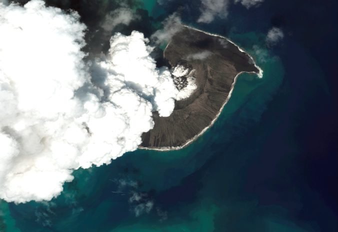 Tongu zasiahla podľa vlády po výbuchu sopky a cunami bezprecedentná katastrofa, pozastavili lety