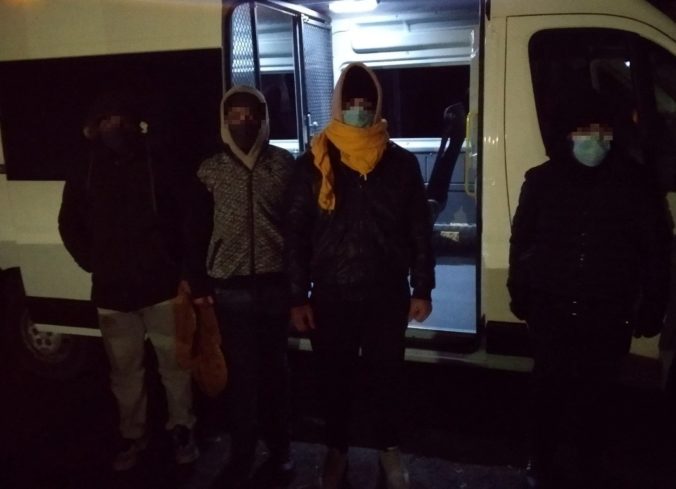 Policajti zadržali osem migrantov z Indie a Sýrie, prezradil ich taxikár (foto)