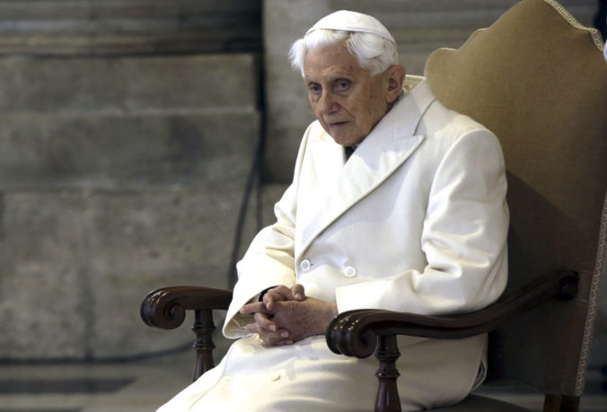 Bývalý pápež Benedikt XVI. nekonal v prípade zneužívania detí, popiera akékoľvek pochybenie
