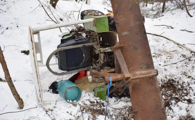 Opitý vodič zo Sobraniec traktorom bez evidenčných čísel zachytil autobus (foto)