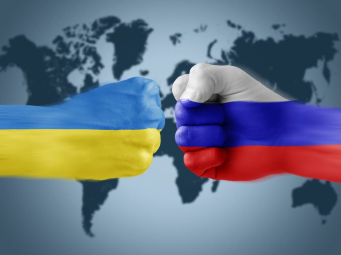 Rusko obviňuje Západ, že plánuje provokácie na Ukrajine. Mohlo by to mať tragické následky, tvrdí