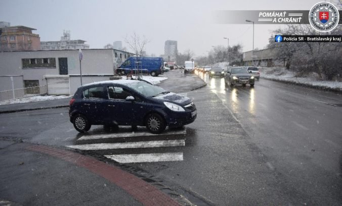 Vodička Opla zrazila na priechode bežca, s vážnymi zraneniami ho museli previezť do nemocnice