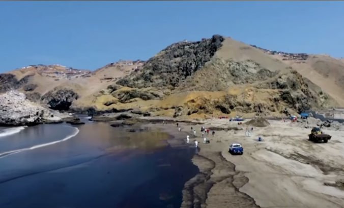 Výbuch sopky v Tonge spustošil peruánske pláže, vláda vyhlásila stav environmentálnej núdze (video)