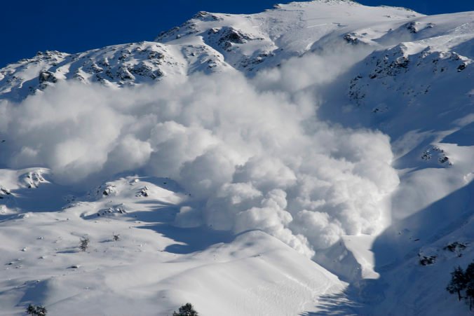 V Malej Fatre a Vysokých a Západných Tatrách je vyhlásený tretí lavínový stupeň