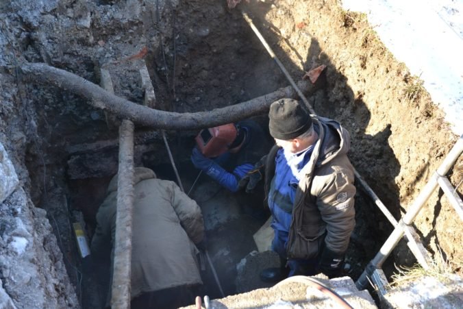 Havária potrubia odstavila polovicu sídliska v Humennom, bez teplej vody a tepla sú bytové domy či školské zariadenia (foto)