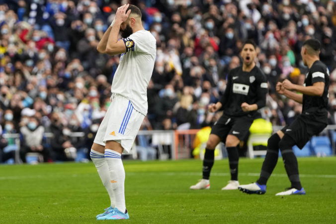 Karim Benzema nepremenil prvú penaltu v drese Realu a zranil sa v zápase, počas ktorého mu vykradli dom
