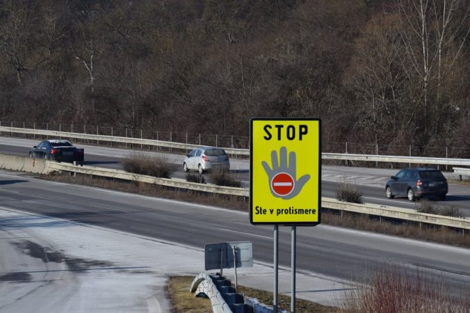 Opitý 69-ročný muž šoféroval svoje auto na diaľnici D1 v protismere, svoj trest už spoznal