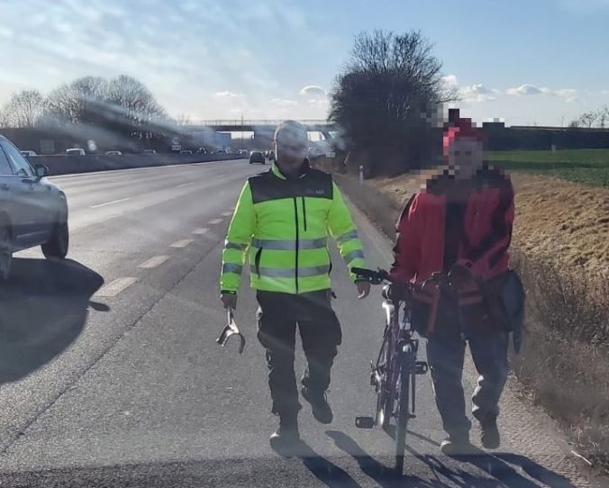 Opitý dôchodca sa vybral s bicyklom na diaľnicu, polícia mu naparila pokutu