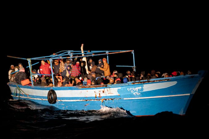 Pobrežná stráž zachránila pri ostrove Lampedusa približne 300 migrantov, niekoľko z nich zomrelo