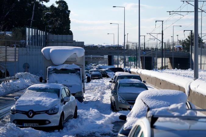 Grécka armáda pokračuje v odpratávaní uviaznutých áut na cestách po snehovej kalamite (video)