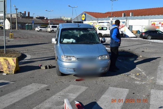 Mladý vodič posilnený alkoholom narazil do dopravného značenia, poškodil štyri autá (foto)
