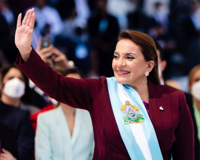 Honduras má prvýkrát v histórii prezidentku, Xiomara Castrová zložila prísahu (foto)