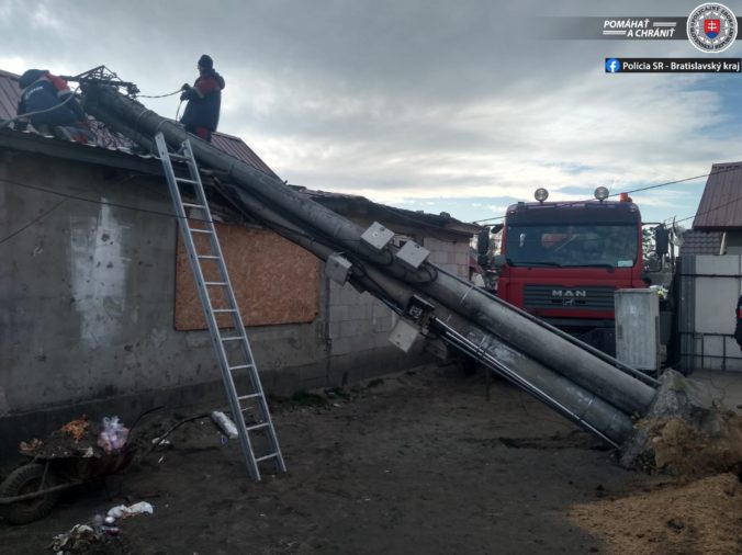 Na rodinný dom v Plaveckom Štvrtku spadol stĺp elektrického vedenia, nešťastie sa zaobišlo bez zranení