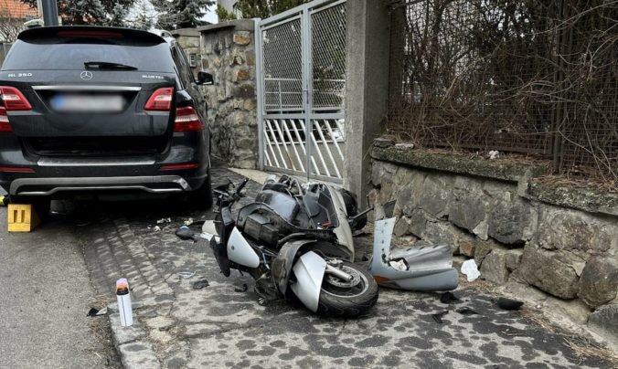 Policajti zasahovali pri tragickej dopravnej nehode v Bratislave, motocyklista neprežil zrážku s autom (foto)