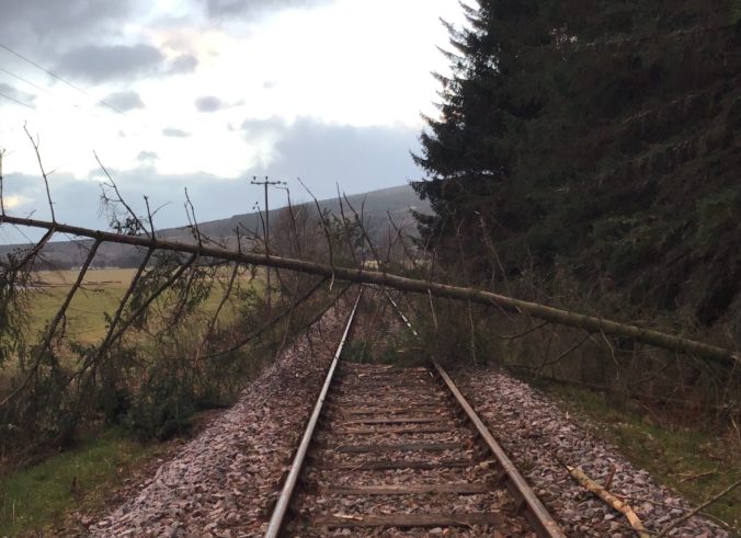 Sever Británie zasiahla búrka Malik, narušila železničnú dopravu v Škótsku (foto)