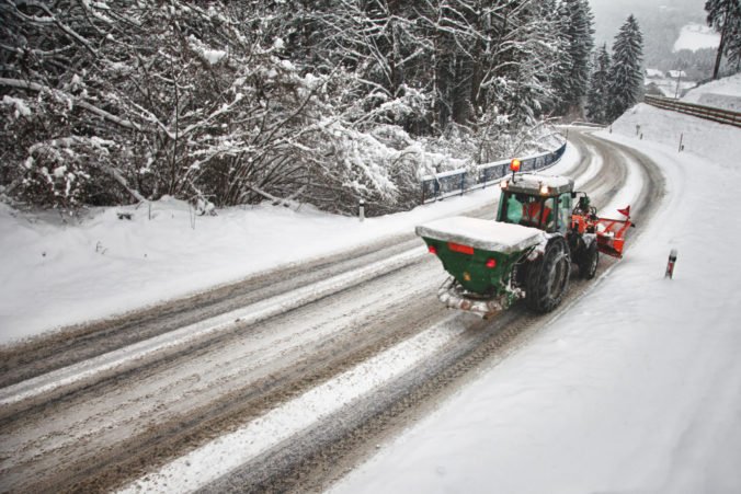 Cestári pod Tatrami sú nepretržite v teréne, pre vietor a husté sneženie platí na cestách 1. situačný stupeň