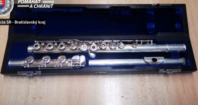 Železniční policajti objasnili prípad zatajenia nálezu flauty za viac ako 6-tisíc eur, upratovač ju dal do záložne