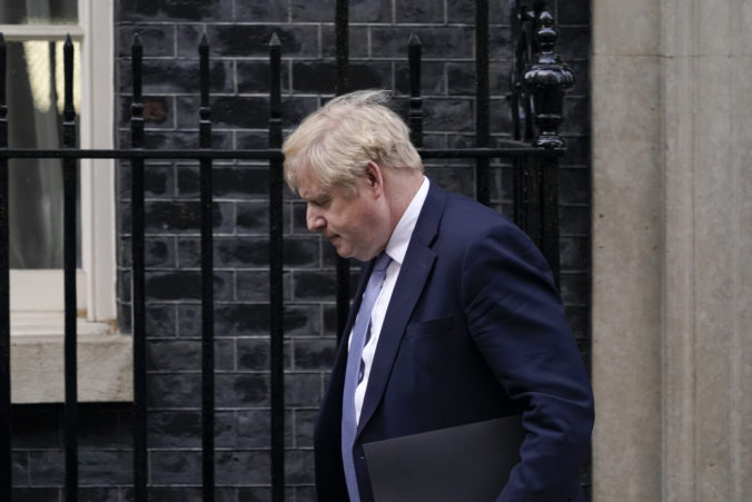 Lockdownové večierky britskej vlády sú podľa správy z vyšetrovania zlyhaním vedenia, premiér Johnson sa ospravedlnil