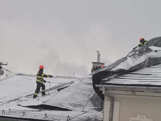Silný vietor si v nedeľu vyžiadal až 161 zásahov hasičov, riešiť museli popadané stromy aj strechy (foto)