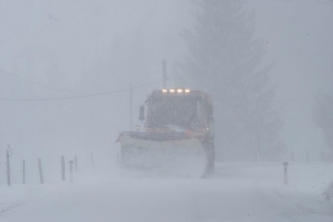 Cestu medzi Štrbou a Šuňavou zasypal sneh a je neprejazdná, cestári musia riešiť aj ďalšie úseky