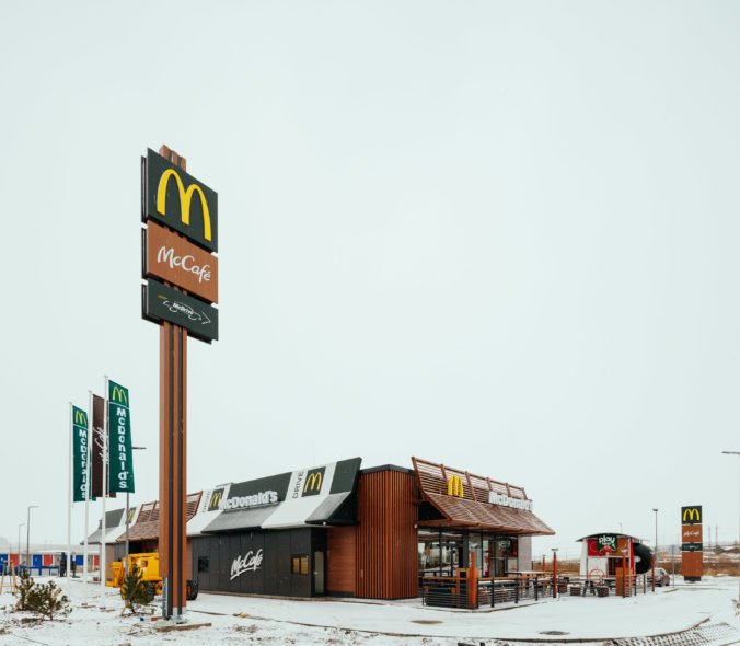 V roku 2021 McDonald’s posilňoval predajné kanály, otváral nové reštaurácie a pomáhal