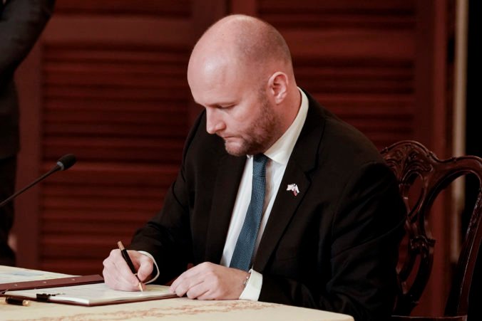 Minister Naď podpísal vo Washingtone obrannú dohodu s USA, ešte však nie je schválená (foto)