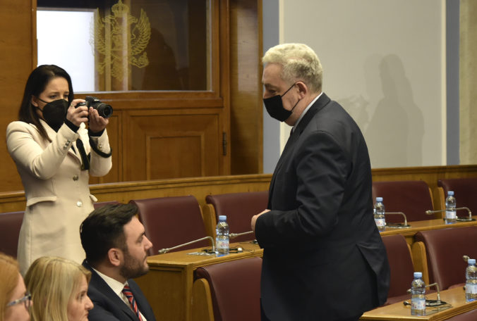 Parlament Čiernej Hory vyslovil nedôveru prosrbskej vládnej koalícii premiéra Zdravka Krivokapiča