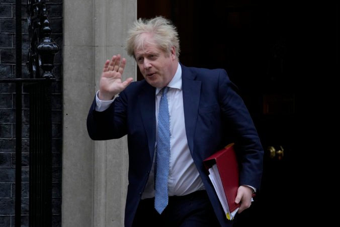 Johnson plánuje urobiť na Downing Street veľké personálne zmeny, mnohí vyzývajú na odchod aj jeho