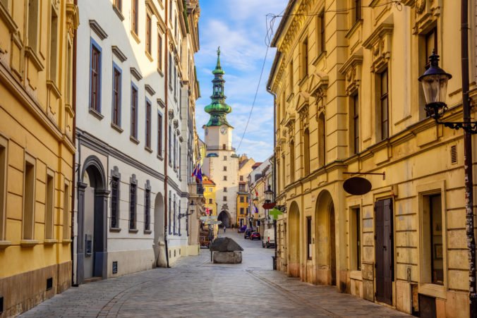 Kupujete byt na prenájom? Bratislava je lepšia voľba ako Praha, návratnosť investície je o 10 rokov kratšia