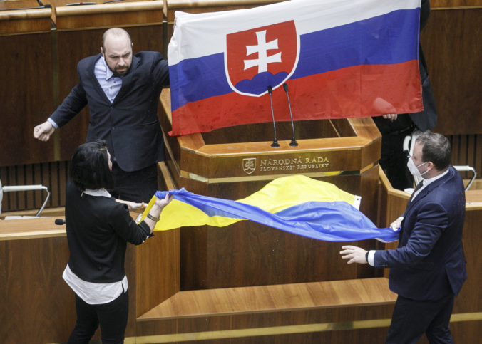 Minister obrany Naď sa ospravedlnil Ukrajine za obliatu vlajku, hanbí sa za správanie opozície