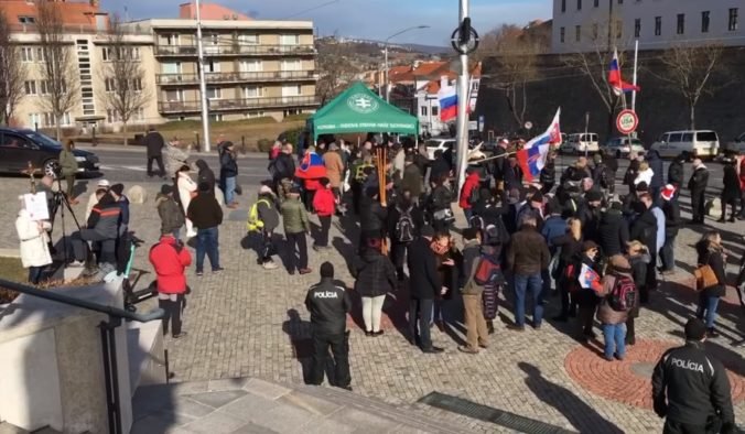 Pred parlamentom sú viaceré protesty proti obrannej dohode s USA (video)