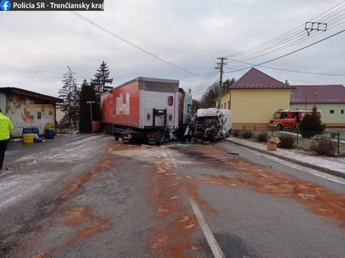 Zrážka nákladného auta s dodávkou skončila tragicky, z miesta nehody hlásia jedného mŕtveho (foto)