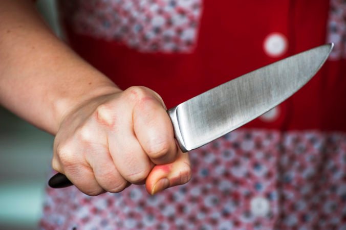 Žena sa vyhrážala manželovi s nožom v ruke, môže skončiť tri roky za mrežami