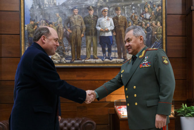 Minister obrany Šojgu ubezpečil britského náprotivka, že Rusko neplánuje zaútočiť na Ukrajinu