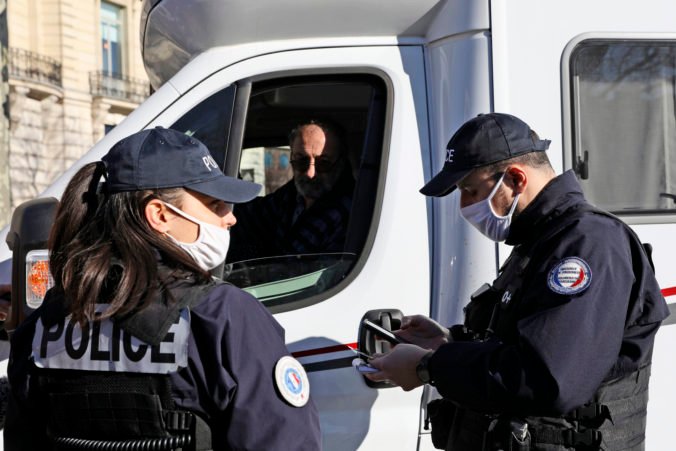 Polícia v Paríži rozdávala pokuty a zadržala dvoch ľudí. Na protest chceli priniesť nože, sekery a horľaviny (video)