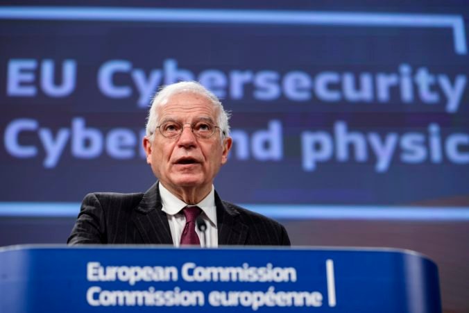 EÚ zatiaľ nestiahne diplomatické misie z Kyjeva, Borrell vyzval na deeskaláciu napätia