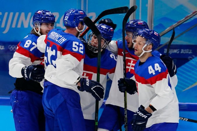Fíni a Švédi postúpili na ZOH do štvrťfinále, slovenskí hokejisti zabojujú o postup v utorok