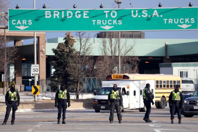 Kanadskí demonštranti opustili kľúčový hraničný most, premávku však naďalej blokujú (foto+video)