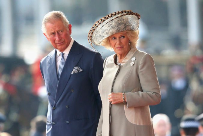 Princ Charles a jeho manželka Camilla majú COVID-19, zrejme mohli nechtiac nakaziť aj kráľovnú